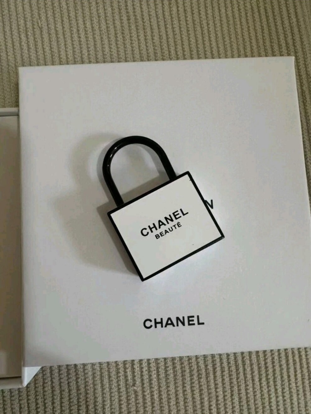 Last One Chanel Beauté VIP Black & White Padlock Bag Charm/Keychain Set NIB - Picture 6 of 9